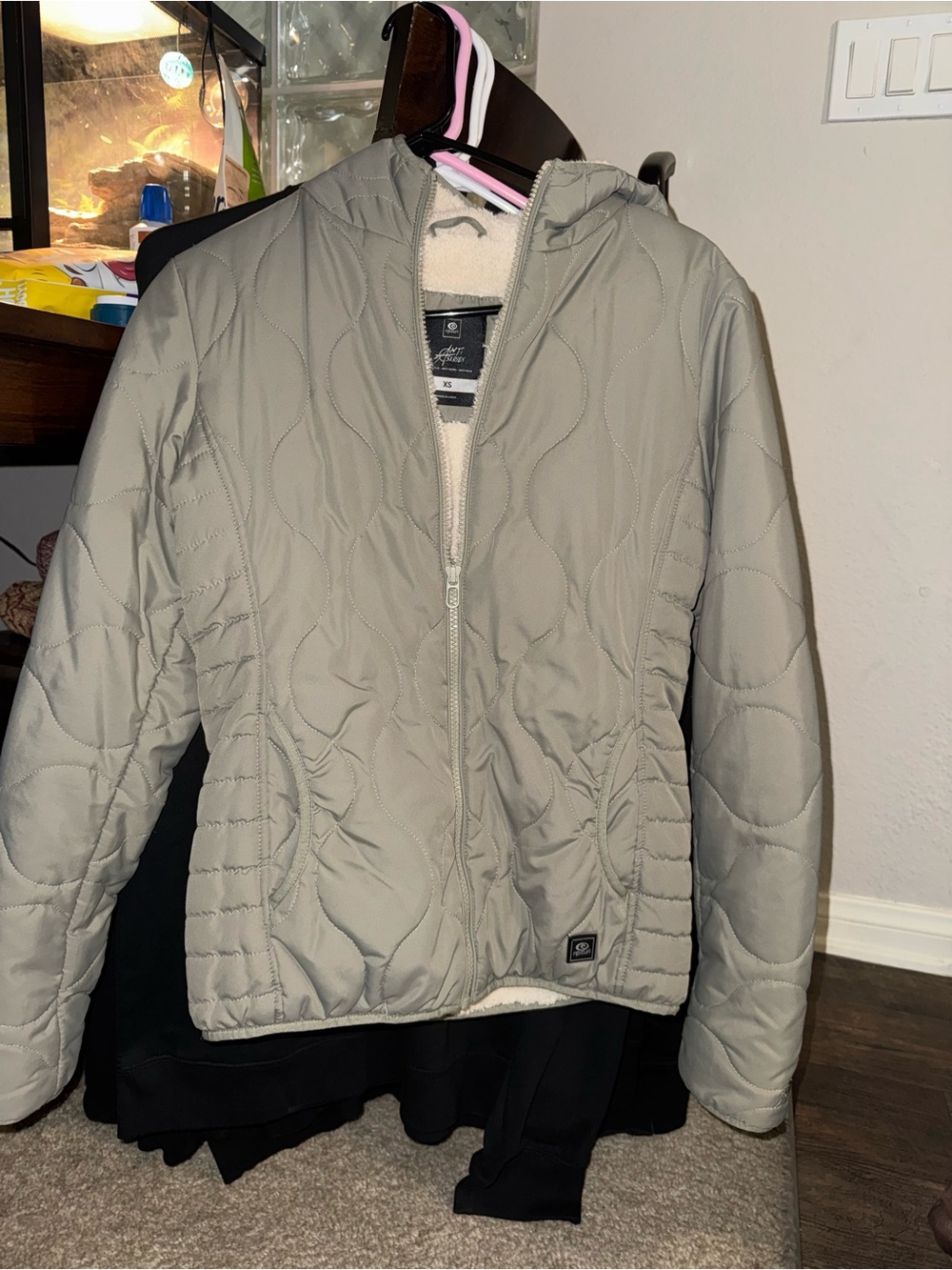 Rip Curl Women's Quilted Hooded Puffer Jacket in Light Gray like new